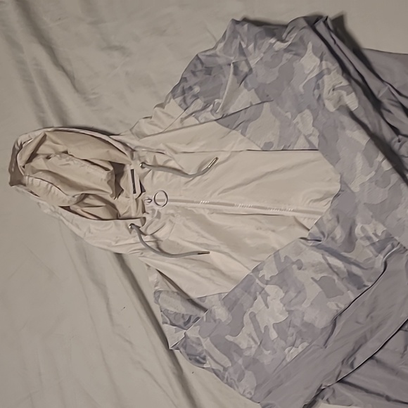 Athletic works - Picture 1 of 4